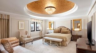 Grand-Royal-suite-haram-view-master-bedroom-724x407