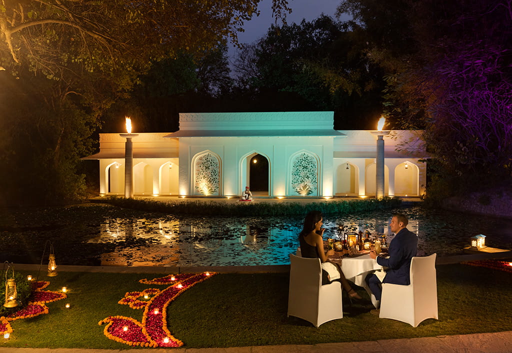 https://www.oberoihotels.com/-/media/oberoi-hotel/The-Oberoi-Vanyavilas-Wildlife-Resort/Experiences/dine_under_the_stars.jpg?utm_source=chatgpt.com