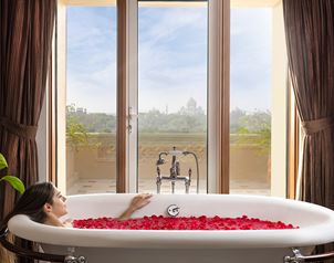 Modern yet classic bathroom design in the Kohinoor Suite at The Oberoi Amarvilas, Agra, featuring premium fixtures.