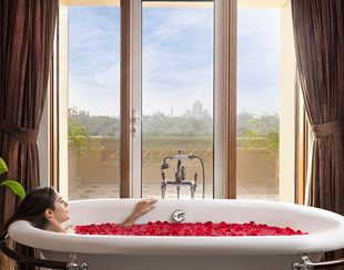 Modern yet classic bathroom design in the Kohinoor Suite at The Oberoi Amarvilas, Agra, featuring premium fixtures.