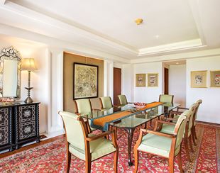 Artfully designed living area of the Kohinoor Suite at The Oberoi Amarvilas, Agra with traditional accents and luxury seating.