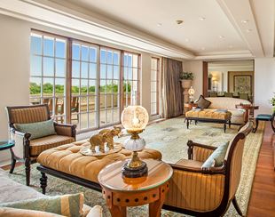 Kohinoor Suite lounge at The Oberoi Amarvilas, Agra – sophisticated design with intricate detailing.