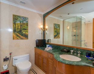 A luxurious bathroom at The Oberoi Bengaluru hotel