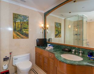  Luxurious bathroom in The Oberoi Bengaluru featuring elegant decor and amenities