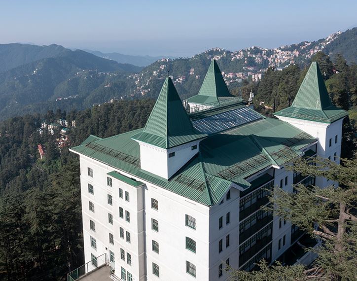 Luxurious hotel in Shimla amidst mountains, resembling The Oberoi Cecil
