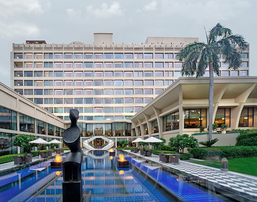 The Oberoi New Delhi, 5-star hotel with pool and sculptures