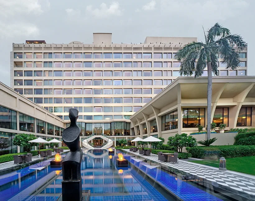 The Oberoi New Delhi, 5-star hotel with pool and sculptures
