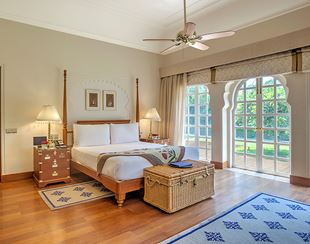 Luxurious bedroom with bed and windows at The Oberoi Sukhvilas resort