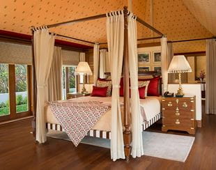Luxurious canopy bed in elegant room, The Oberoi Sukhvilas Resort