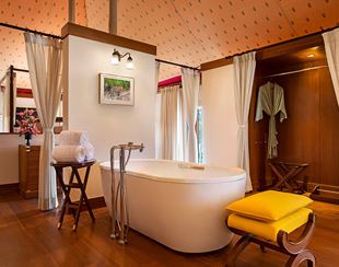 Luxurious bathroom with tub in The Oberoi Sukhvilas, Siswan Forest Resort