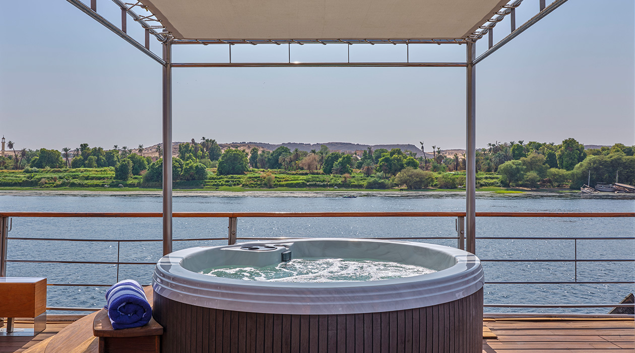 Spacious luxury suite with panoramic windows – Nile Cruise Zahra