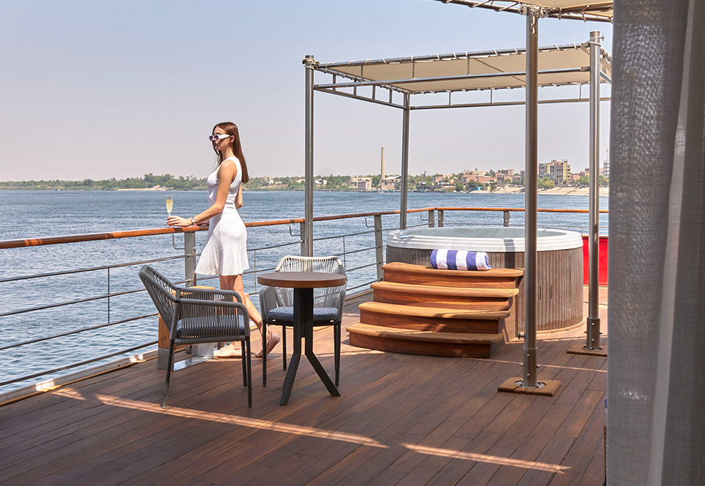 Boarding deck on Oberoi Zahra overlooking the river