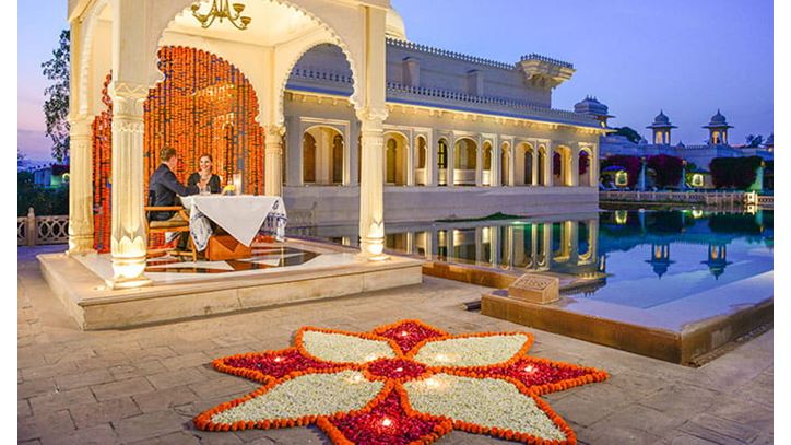 udaivilas-experience-private-dinner-under-lakeside-dome-724x426