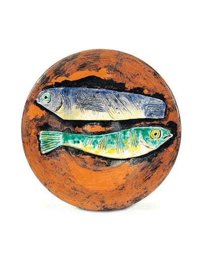 Deux poissons en relief sur fond rouge by Pablo Picasso