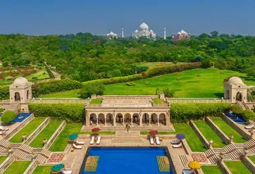 In-the-shadow-of-TAJ-02