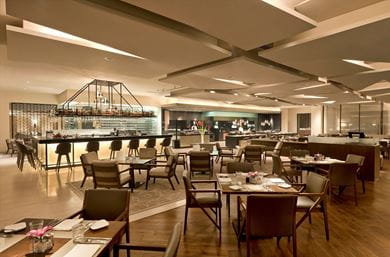 Alfresco dining at threesixty° at The Oberoi, New Delhi