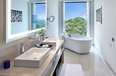 The bathroom in the Premier Club Room at The Oberoi, New Delhi