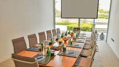 Business Meeting Room724x407