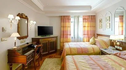 Royal-suite-Haram-view-second-bed-room-724x407