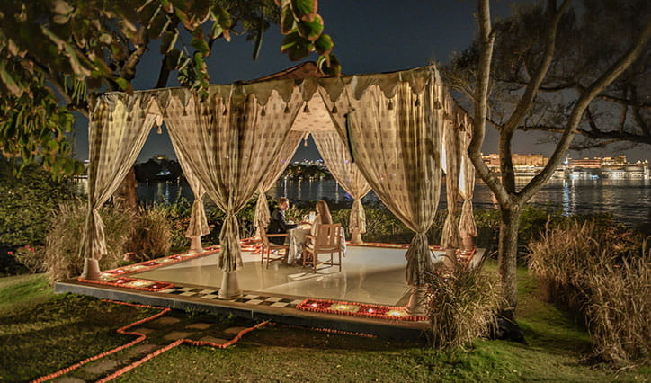 udaivilas-experience-dinner-at-lakeside-pavilion-724x426