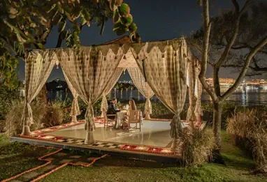 udaivilas-experience-dinner-at-lakeside-pavilion-572x390