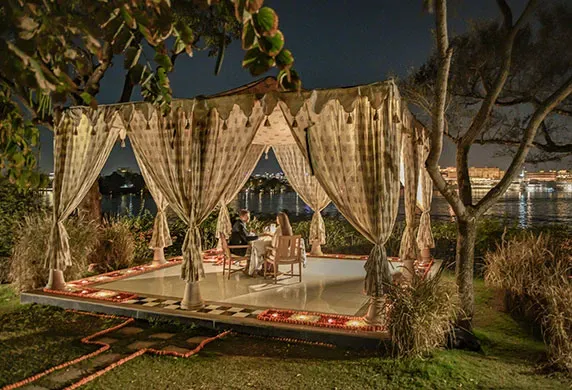 udaivilas-experience-dinner-at-lakeside-pavilion-572x390