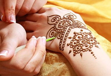 udaivilas-experience-henna-art-572x390