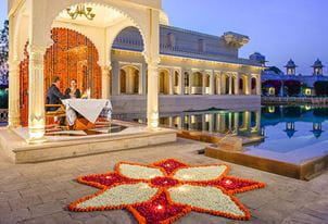 udaivilas-experience-private-dinner-under-lakeside-dome-572x390