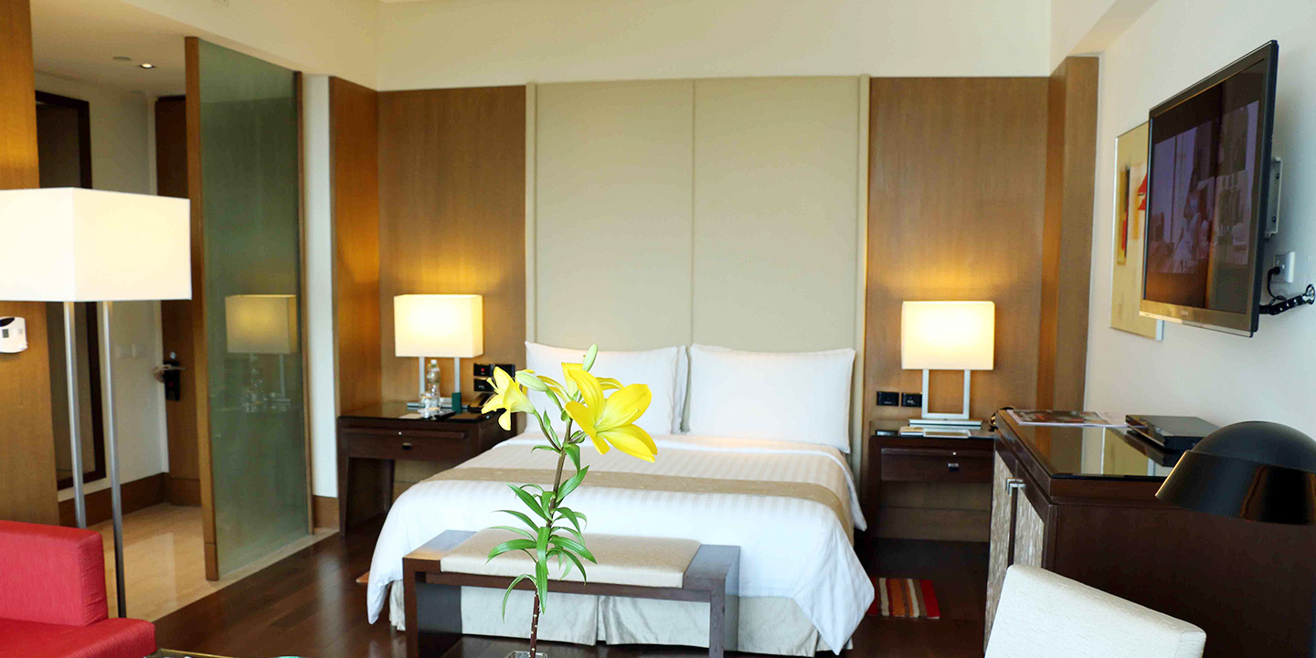 Premier Hotel Room With Pool View The Oberoi Gurgaon Luxury 5 Premier Rooms The Oberoi Gurgaon